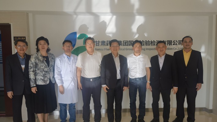 2023年8月21日下午，泰國(guó)衛(wèi)生部傳統(tǒng)和替代醫(yī)學(xué)司司長(zhǎng)王通財(cái)，泰國(guó)駐西安總領(lǐng)事館總領(lǐng)事韓美玲，泰國(guó)衛(wèi)生部傳統(tǒng)和替代醫(yī)學(xué)司副司長(zhǎng)特萬(wàn)，泰國(guó)傳統(tǒng)和替代醫(yī)學(xué)部顧問(wèn)文夢(mèng)賢，瓦納拉特納泰國(guó)傳統(tǒng)和替代醫(yī)學(xué)系替代